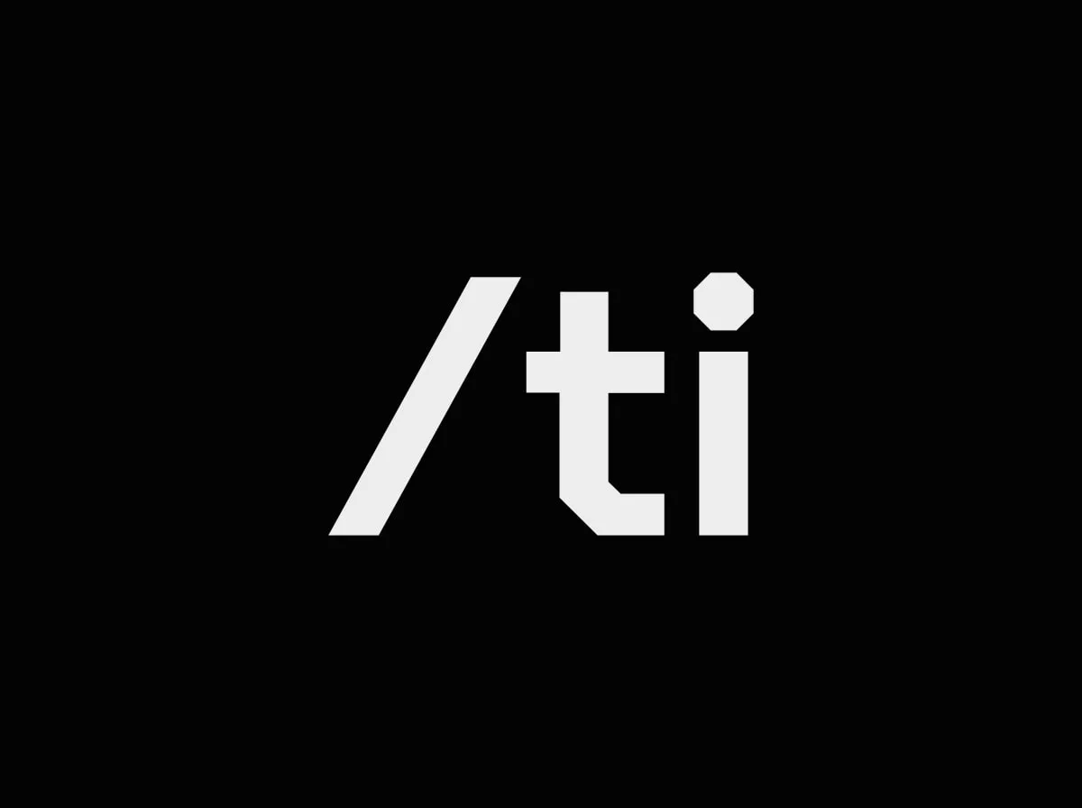 Logotipo /ti em gelo sobre fundo preto.
